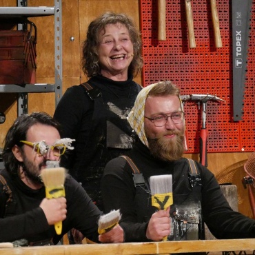 Predstava Utopija osvojila  Grand-prix festivala, nagradu za  najbolji tekst i scenografiju na međunarodnom festivalu Osmeh Niša